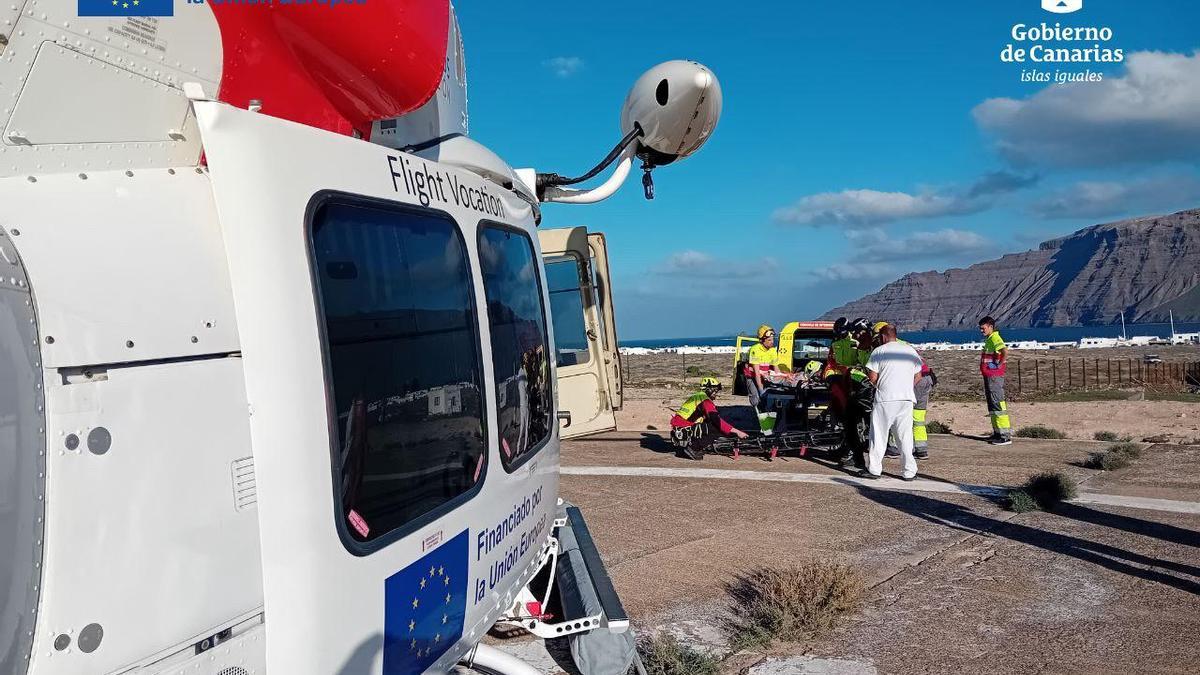 Rescate de una mujer en helicóptero en La Graciosa.