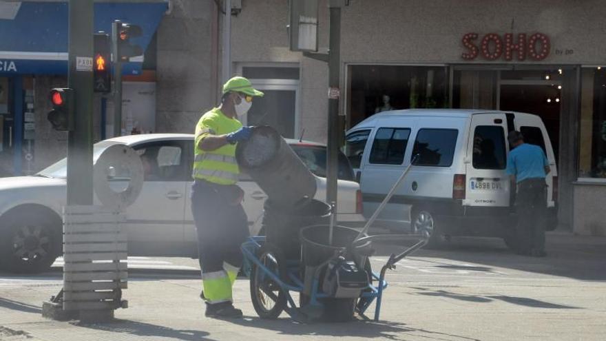 Un barrendero, en Cangas, trabajando en la vía pública en 2020, durante las fases más duras de la pandemia. | GONZALO NÚÑEZ