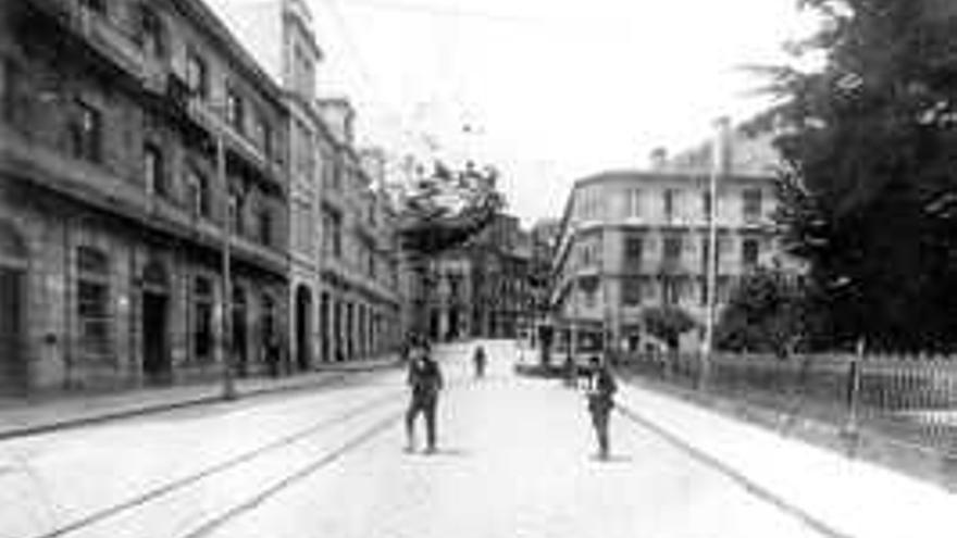 La verja de la alameda fue proyectada por Rodríguez Sesmero en 1882.te interna servía de asiento. Cuarenta años de