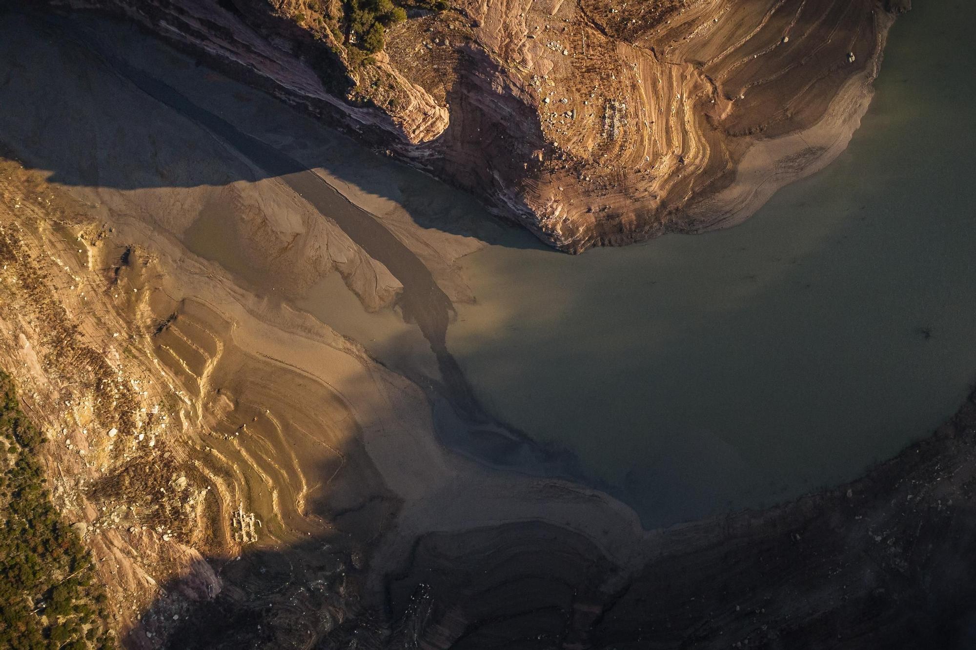 El pantà de Sau, a vista de dron, testimoni dels estralls de la sequera