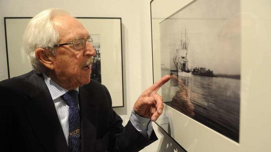 Alberto Martí señala una de sus fotografías en una exposición.