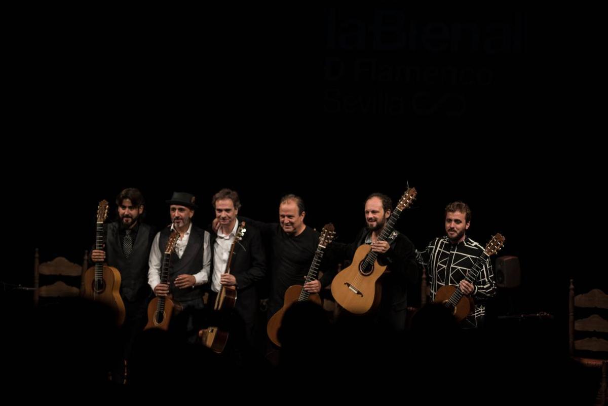 Los guitarristas Álvaro Martinete, Rycardo Moreno, Salvador Gutiérrez, Gerardo Núñez, Canito y Jesús Guerrero durante el concierto inaugural del ciclo Guitarra desnuda, en el Espacio Turina, el 13 de septiembre