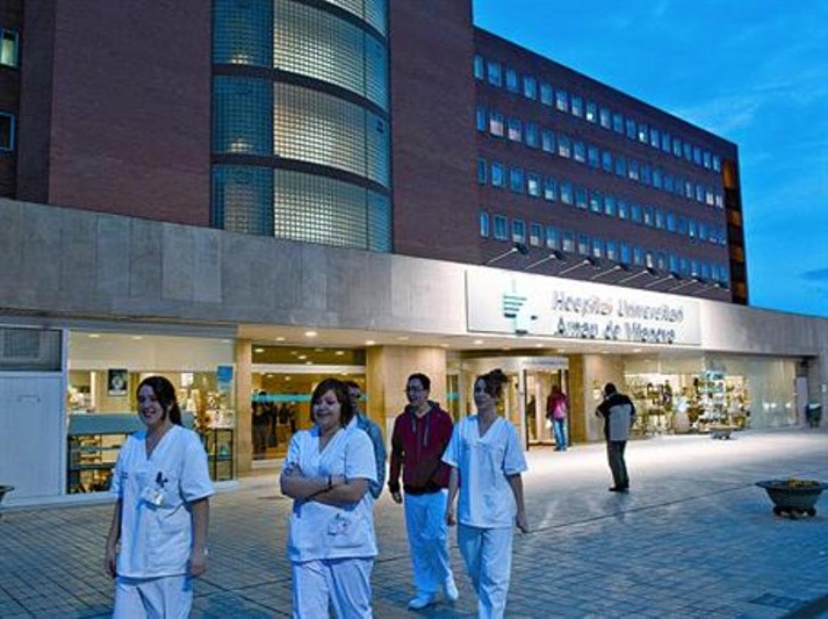 Infermeres de l’Hospital Arnau de Vilanova de Lleida, en un descans, ahir. Infermeres de l’Hospital Arnau de Vilanova de Lleida, en un descans, ahir.
