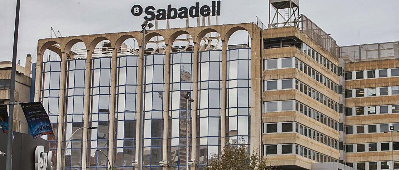 La antigua sede central de la CAM, que hoy ocupa el Banco Sabadell.