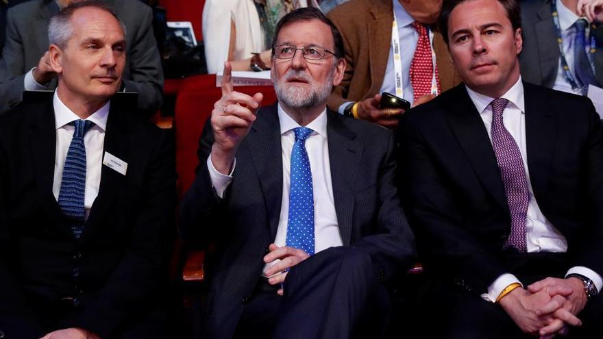 El presidente del Gobierno, Mariano Rajoy (c), junto al fundador y presidente del World Retail Congress, Ian McGarrigle (i), y el presidente de El Corte Inglés, Dimas Gimeno (d), durante la inauguración hoy del XII World Retail Congress.