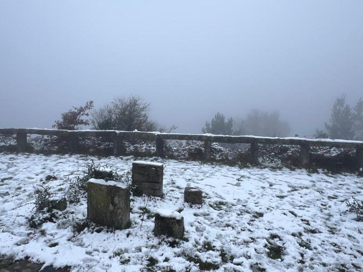 Nieva en las cúspides de Galicia