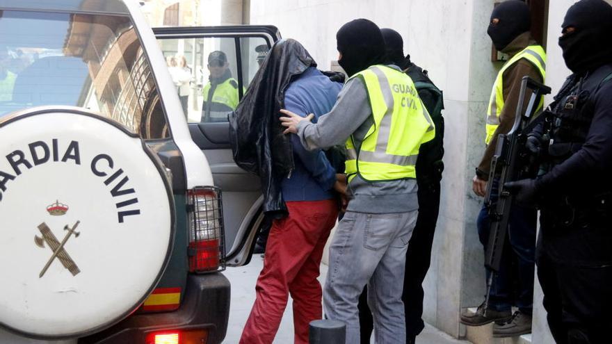 La Guàrdia Civil s&#039;endú el detingut a Santa Coloma de Farners