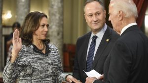 Kamala Harris, Douglas Emhoff y Joe Biden, durante una simulación de juramento en la antigua cámara del Senado, el 3 de enero de 2017..