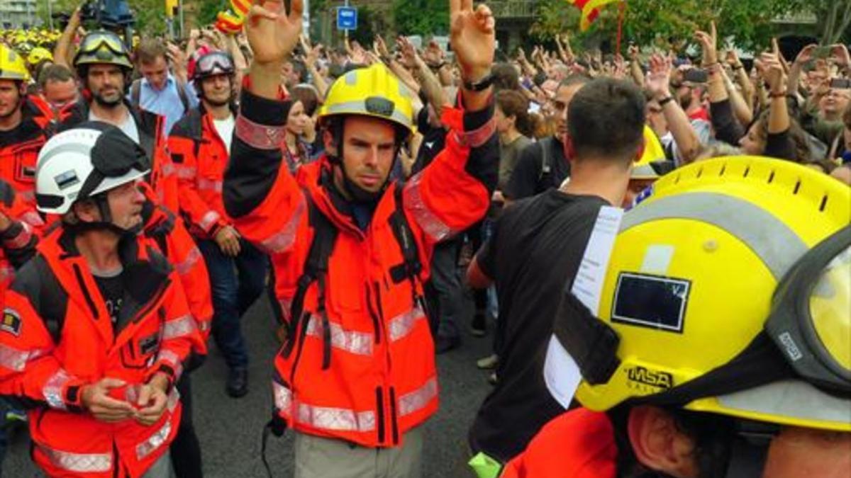 Vítores a los bomberos que participaron en la marcha que partió de la escuela Ramon Llull.