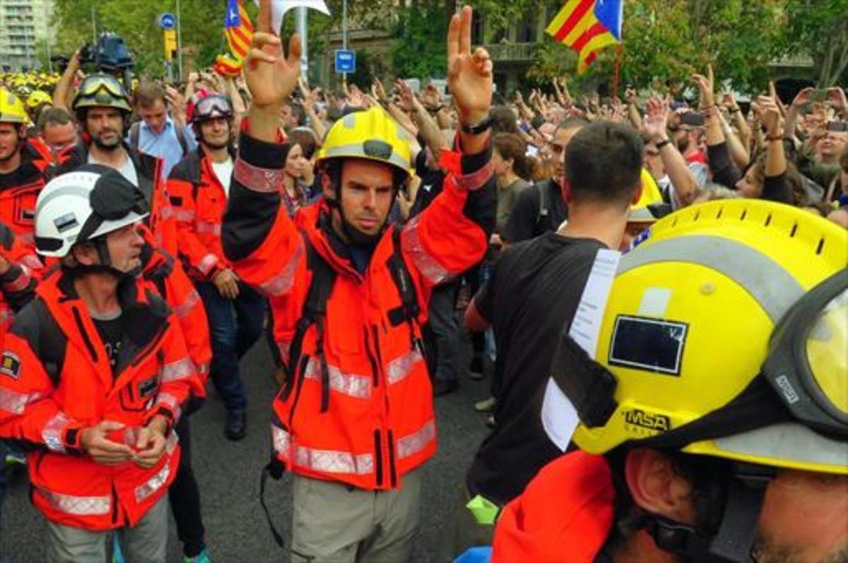Bomberos de la Generalitat durante el paro del 3 de octubre. Bomberos de la Generalitat durante el paro del 3 de octubre.