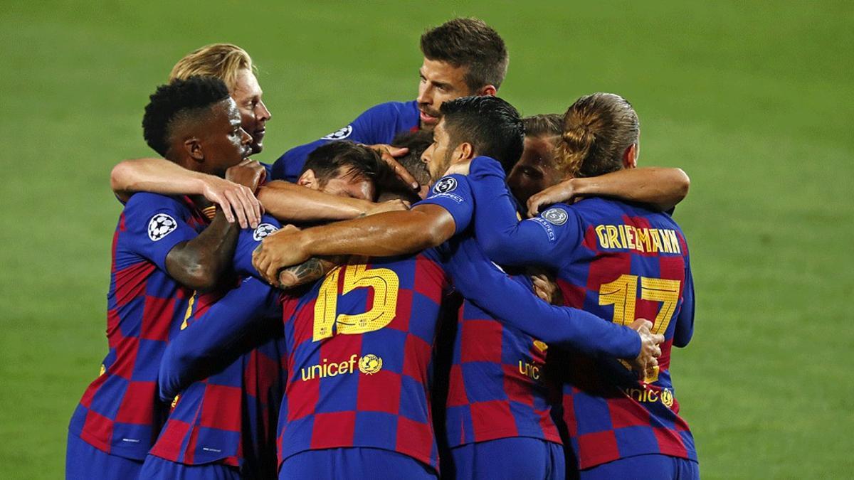 Los jugadores del Barça felicitan a Clément Lenglet tras marcar el primer gol contra el Nápoles, este sábado en el Camp Nou