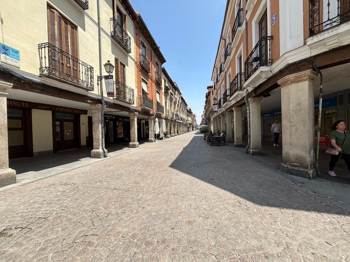 La calle Mayor está llena de bares, pero mantiene su limpieza intacta. La calle Mayor está llena de bares, pero mantiene su limpieza intacta.