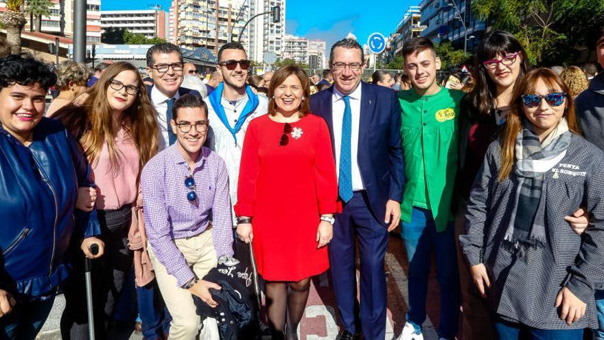 Isabel Bonig, con el alcalde Toni Pérez, el exalcalde Fenoll y miembros de Nuevas Generaciones de Benidorm, ayer, tras el disparo de la mascletà