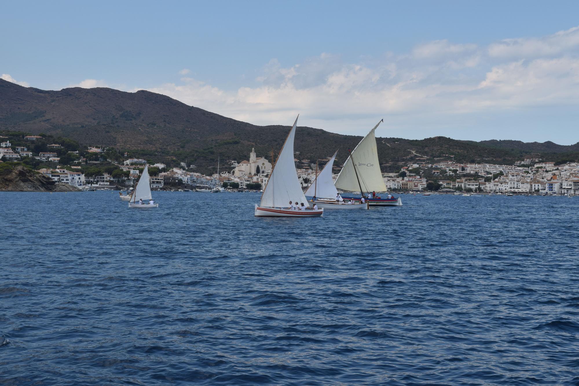 Tres barques alineades i Cadaqués de fons