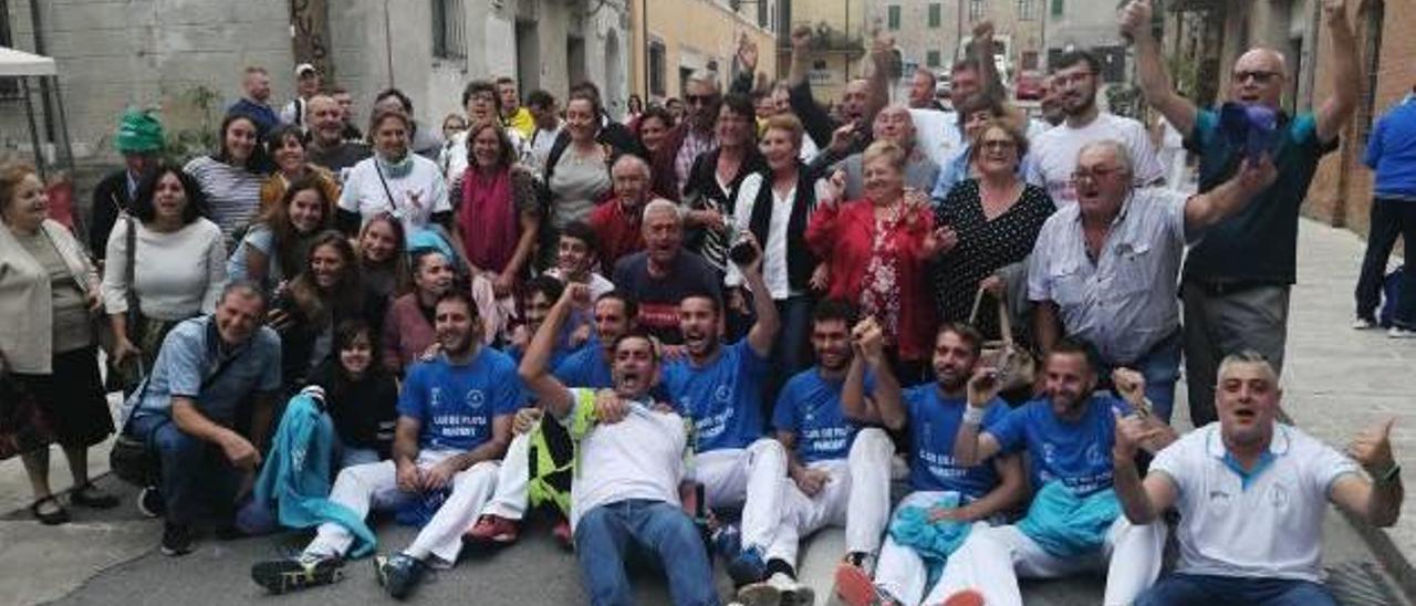 Imagen de la alegría desbordada de la afición valenciana con sus jugadores .