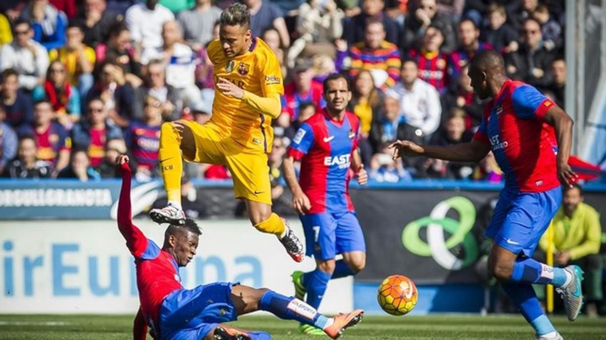 Neymar, en una jugada de ataque del partido del Barça contra el Levante.