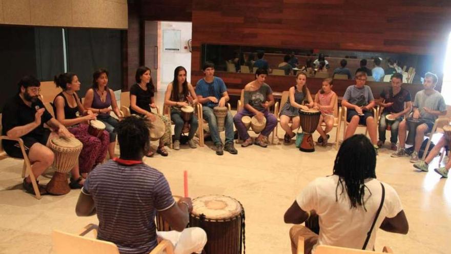 Participantes en el taller de música senegalesa celebrado ayer en el Etnográfico.