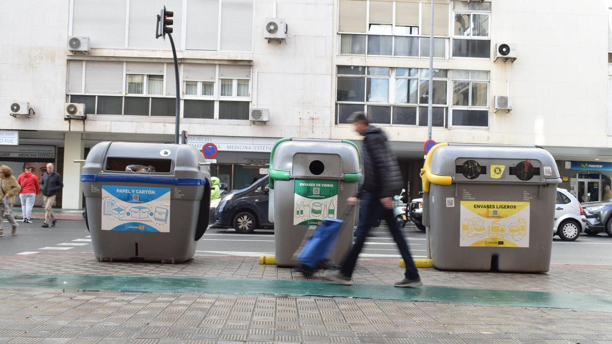 Contenedores de basura en una calle de Sevilla.