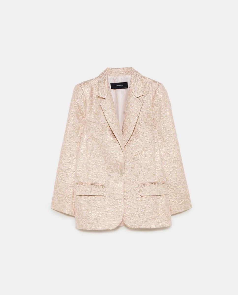 Blazer jacquard efecto metalizado de Zara. (Precio: 49, 95 euros)