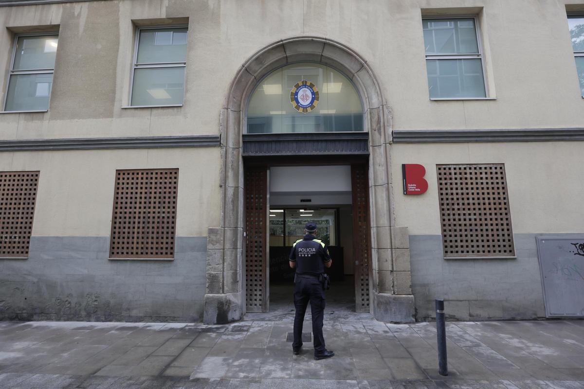 Agents de la Guàrdia Urbana denuncien males condicions a la seva nova comissaria del Raval Agents de la Guàrdia Urbana denuncien males condicions a la seva nova comissaria del Raval