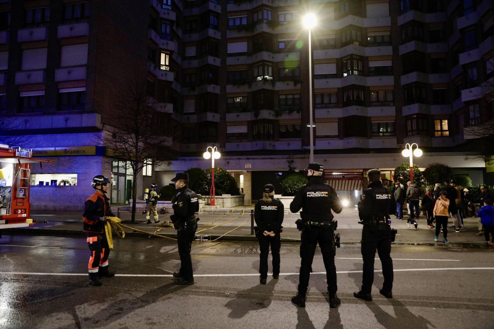 Así fue el espectacular incendio en un piso de Gijón (en imágenes)