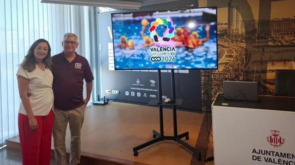Rocío Gil, concejala de Deportes del Ayuntamiento de Valencia y Mike Myers, representante de la Federation of Gay Games.