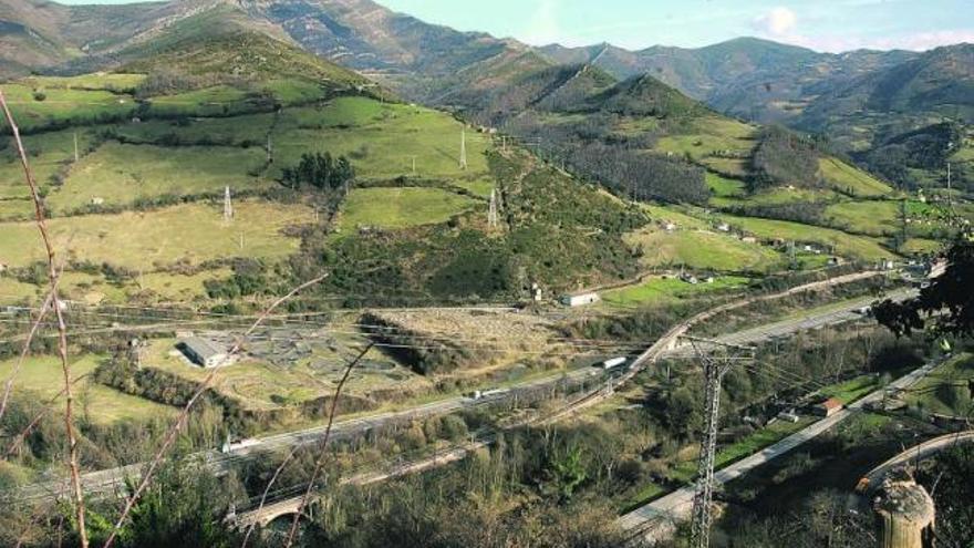 El PSOE de Lena critica el estado &quot;deplorable&quot; del polígono de La Cobertoria