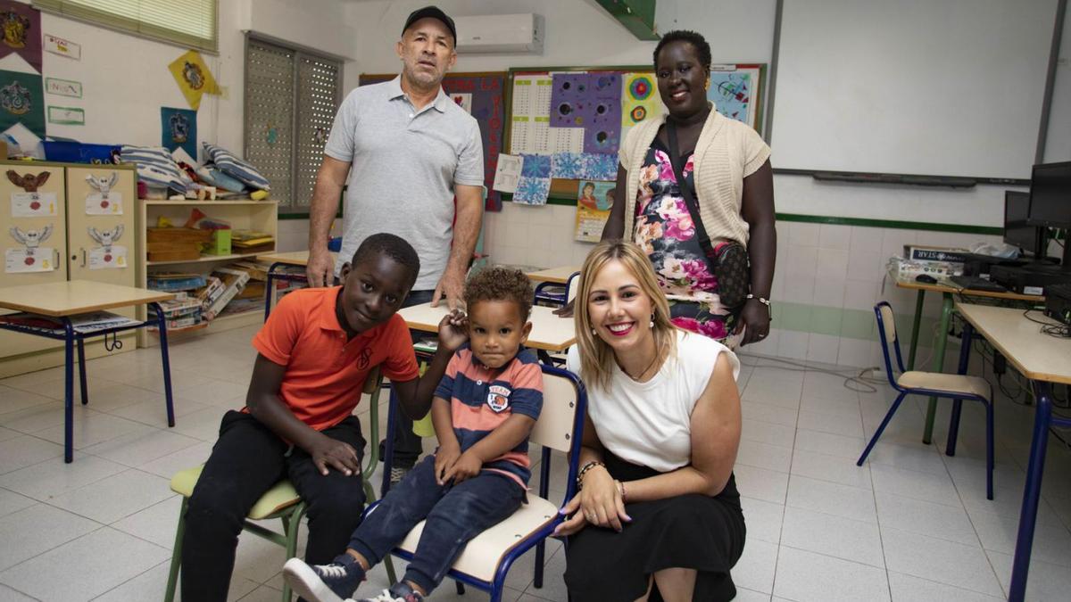 Rafael, Marie Bernadette, sus hijos y la alcaldesa, Càtia Lopez, en el colegio de Benissuera. | PERALES IBORRA