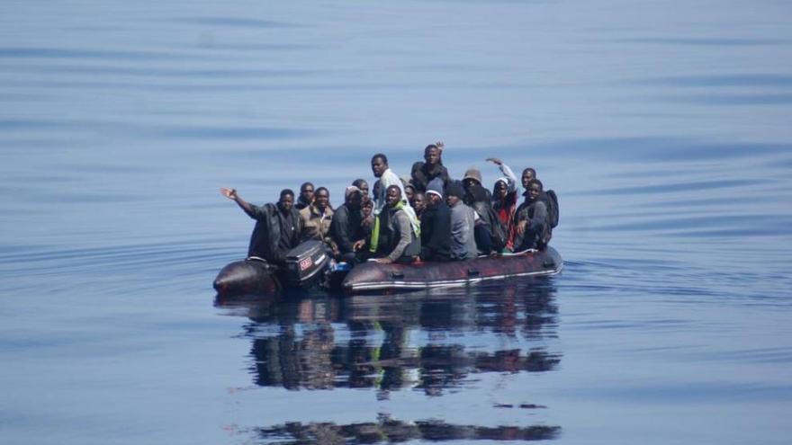 Los inmigrantes han sido trasladados al puerto de Almería