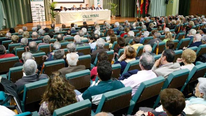 Junta preparatoria de Caja Rural celebrada en un repleto Colegio Universitario de Zamora.