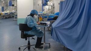 La transmissió del virus a Catalunya afluixa, tot i que continuen creixent els hospitalitzats