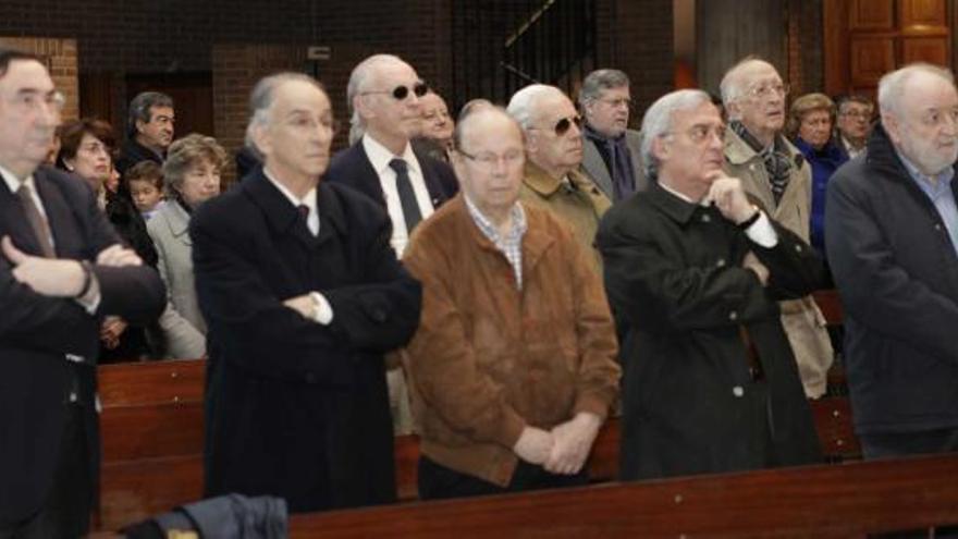 Por la izquierda, Graciano García, Juan de Lillo, José Vélez, Evaristo Arce y Diego Carcedo, ayer, en Gijón, en el funeral por Juan Ramón Pérez Las Clotas. Al fondo, a la izquierda, el presidente Francisco Álvarez-Cascos.