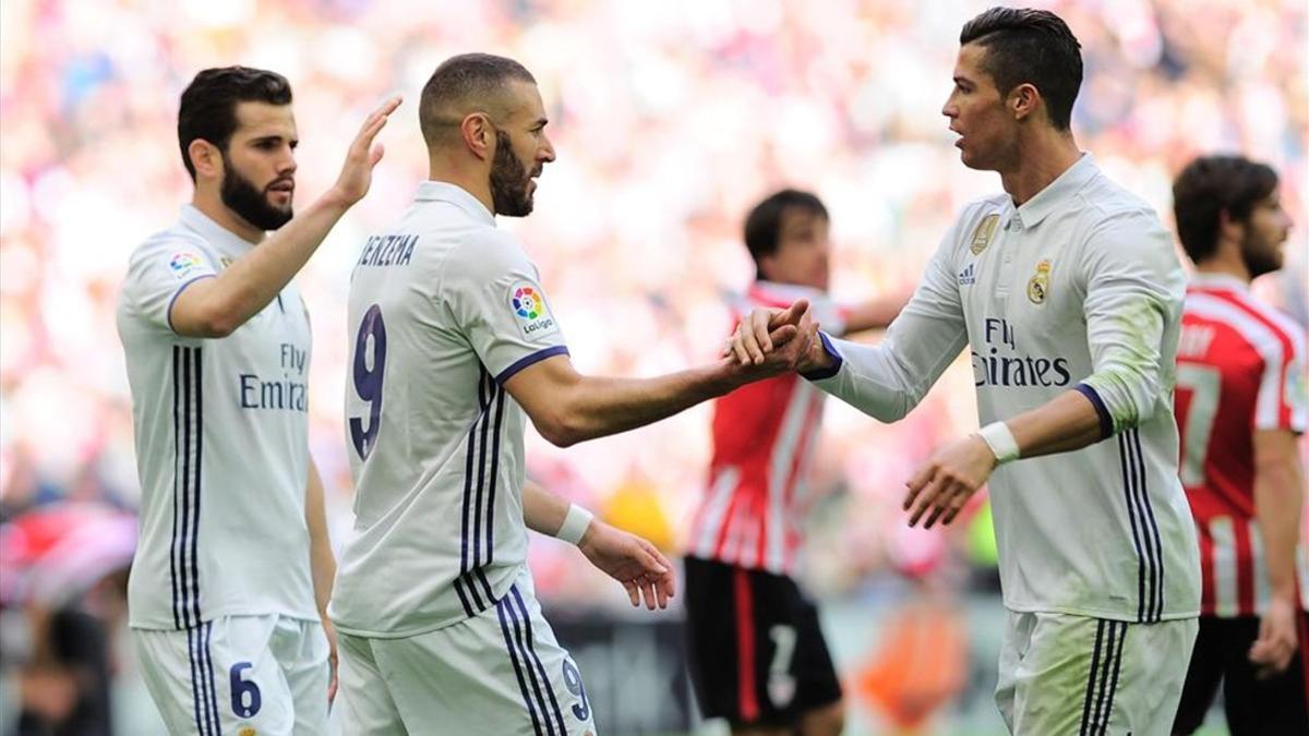 Cristiano y Benzema celebrando un gol junto a Nacho