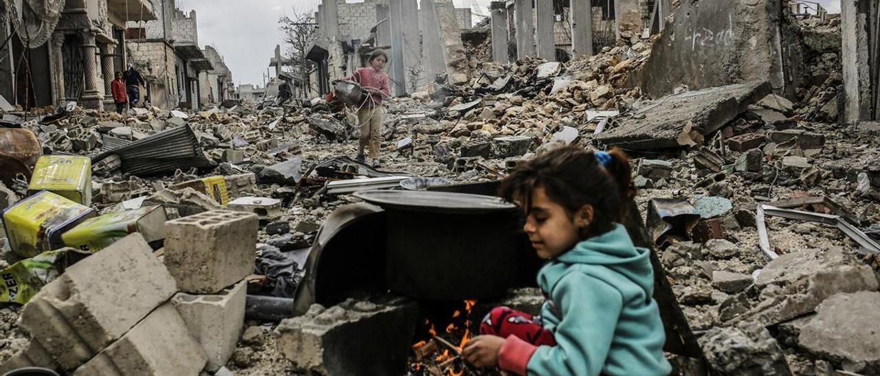 Una niña kurda entre las ruinas de Kobani, en marzo del 2015.