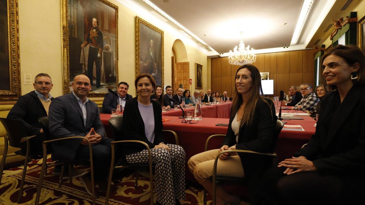 Carmen Moriyón entre Gilberto Villoria, Jesús Martínez Salvador, Ángela Pumariega y María Mitre en la mesa presidencial del Consejo Social