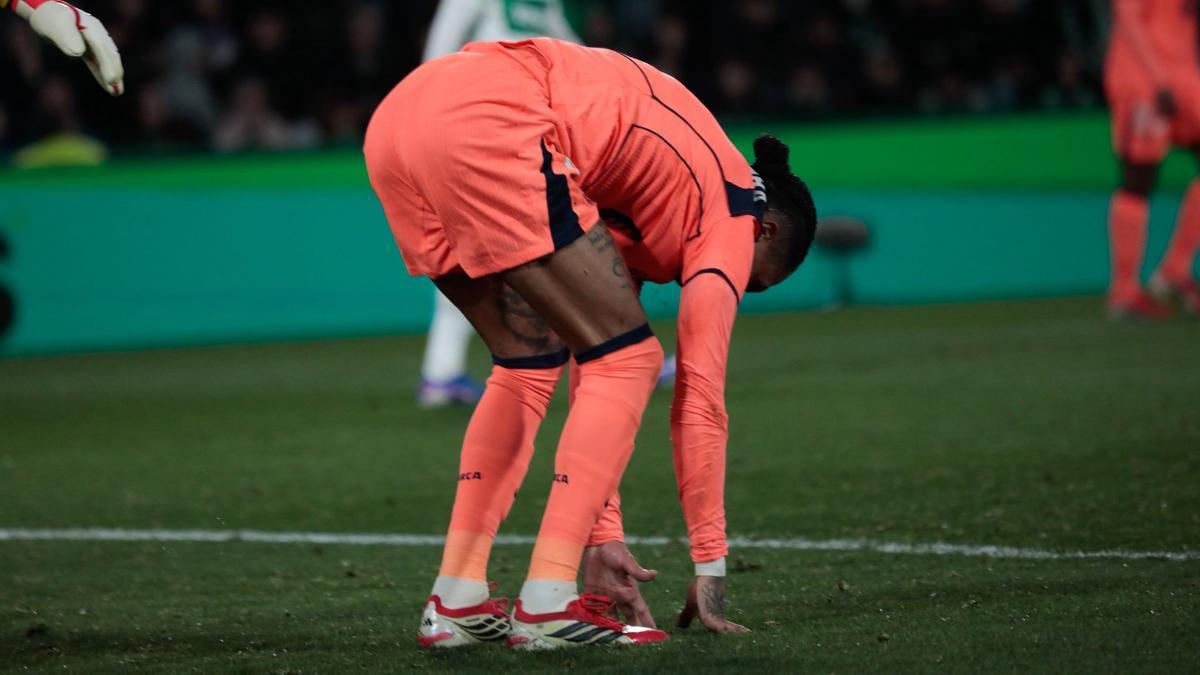 Raphinha se lamenta en la recta final del primer tiempo del Elche - Barça