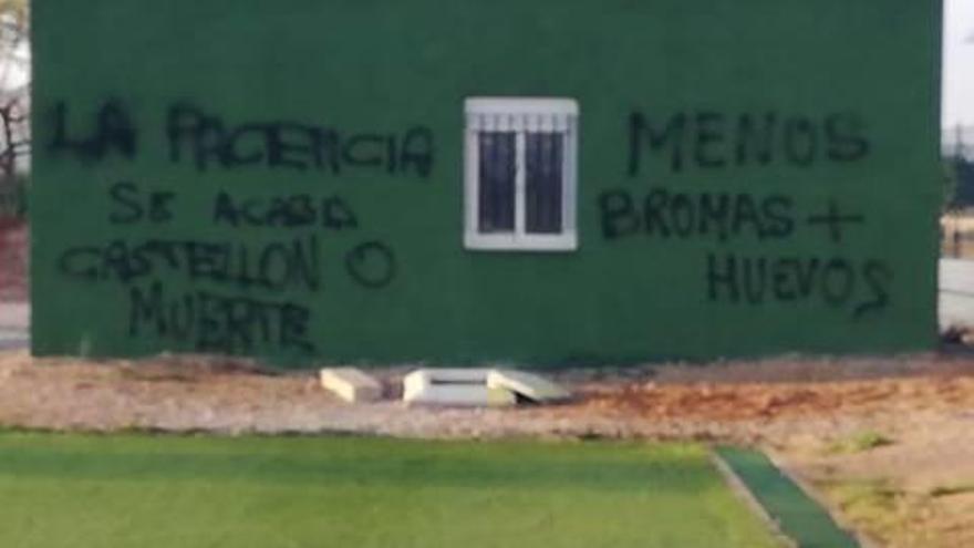 Pintadas contra los jugadores en Orpesa.