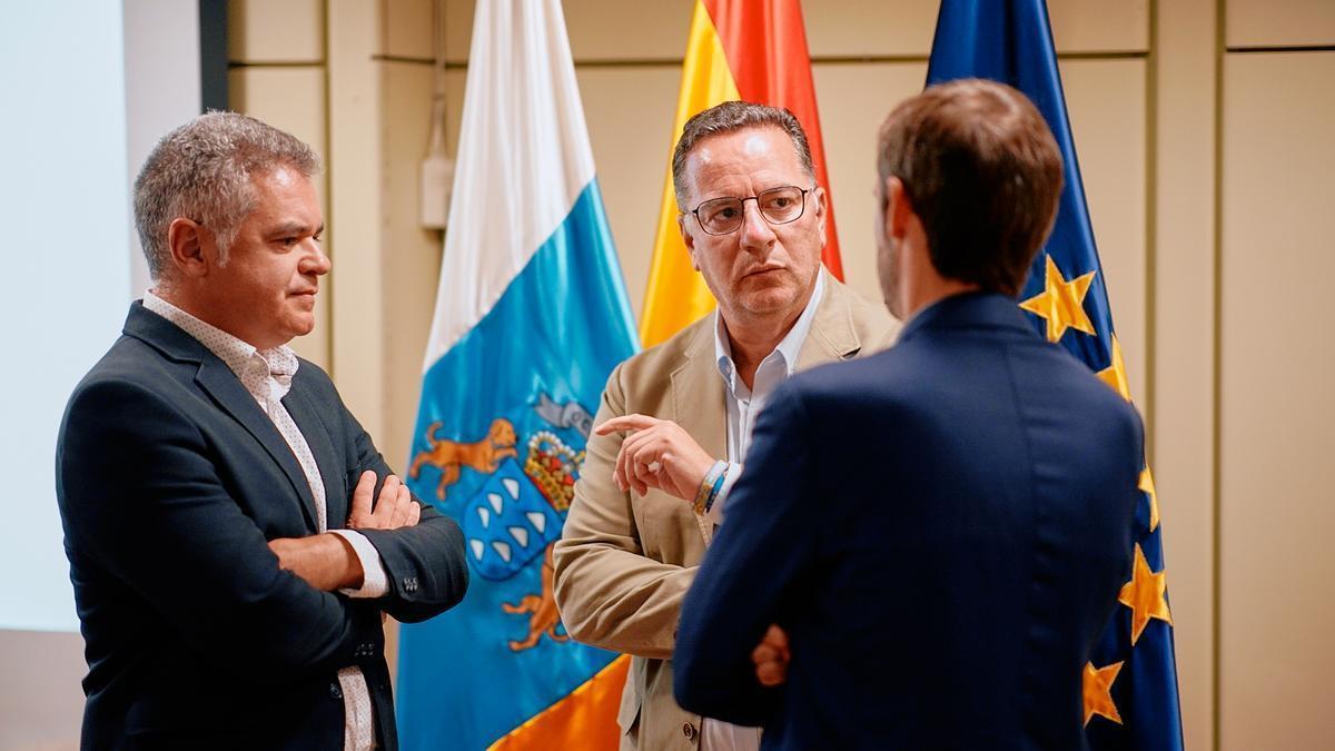 El consejero de Educación, Formación Profesional, Actividad Física y Deportes del Gobierno de Canarias, Poli Suárez, junto al viceconsejero de Educación, José Manuel Cabrera.