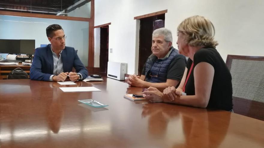 Marrero (izquierda), en la cita con la directora y el subdirector de la Zona Básica de Salud de San Benito, Esther Ramos y Miguel Leal.