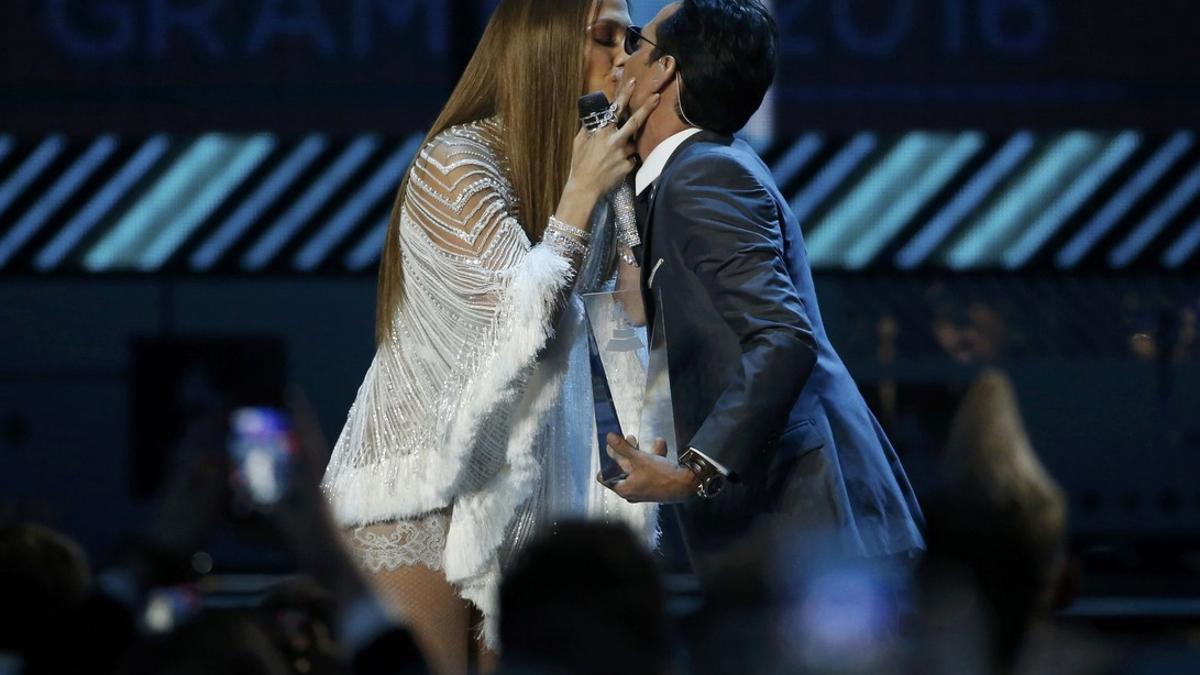Jennifer López y Marc Anthony, en uno de los momentos estelares de la gala de los Grammy Latinos.
