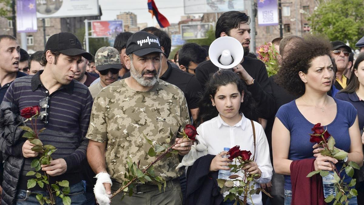 El líder opositor Nikol Pashinian (segundo por la izquierda) encabeza una marcha hacia el monumento de las víctimas del genocidio armenio, para conmemorar el 103 aniversario de la masacre, en Yereván, el 24 de abril.