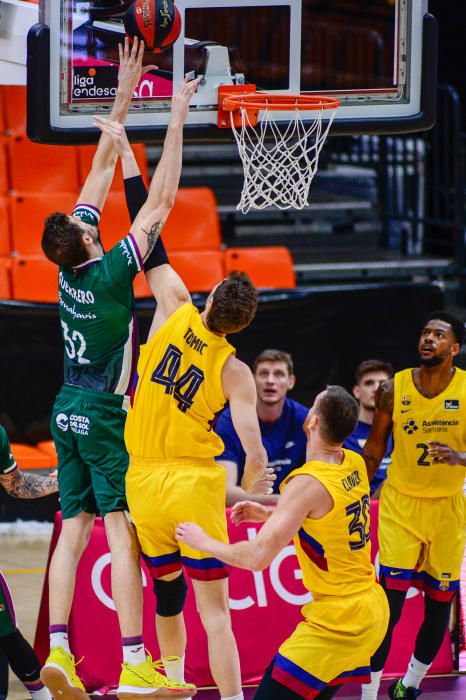 Partido entre el Unicaja y el FC Barcelona en la fase final de la Liga ACB.