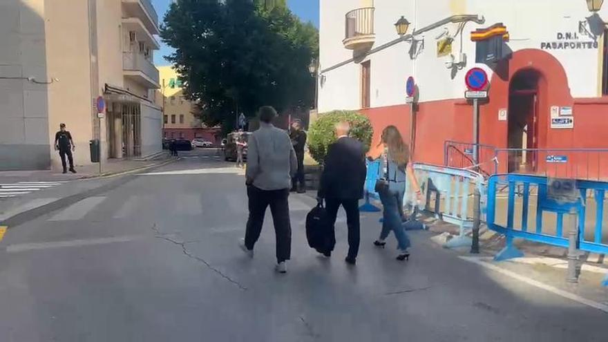 Vídeo | El letrado Francisco Mendoza llegaba a la Audiencia Provincial de Badajoz acompañando a Cristina Núñez, la exdiputada de Cultura de diputación, y Félix González Márquez,