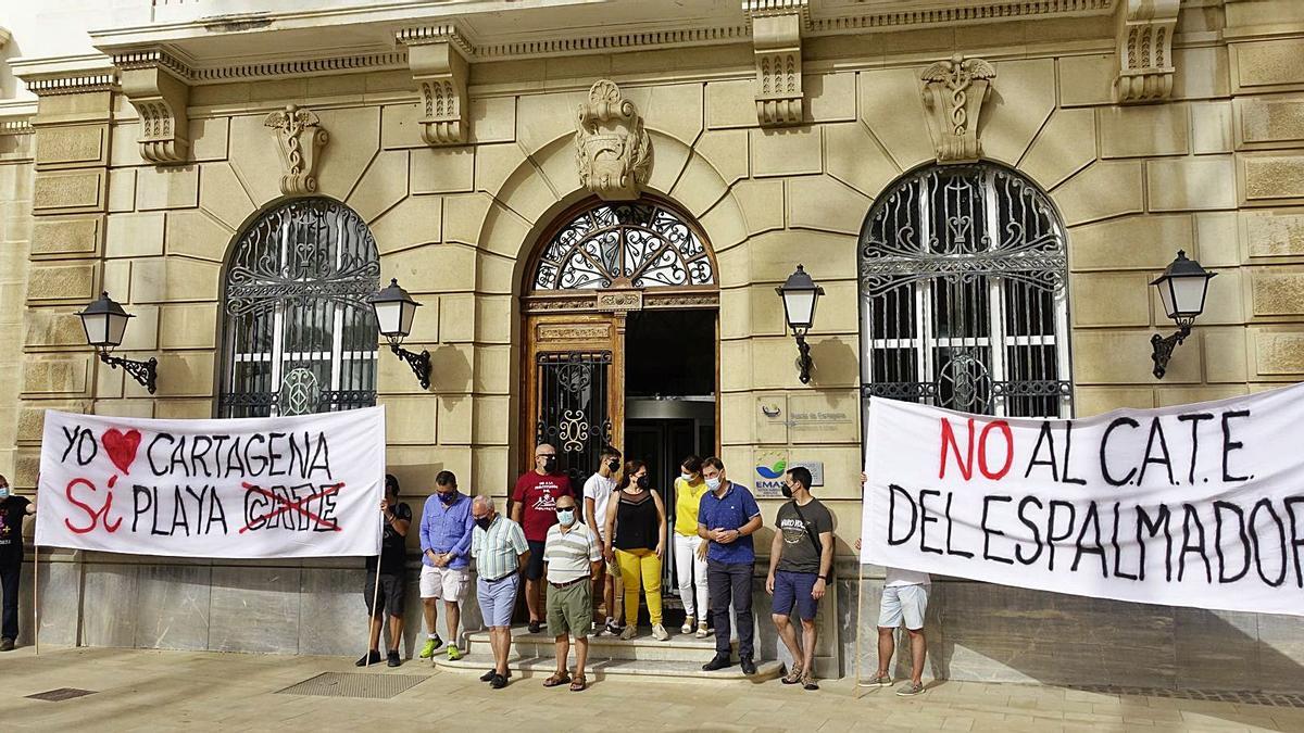 Ciudadanos de Cartagena se concentran a las puertas de la sede de la Autoridad Portuaria en Héroes de Cavite. | IVÁN J. URQUÍZAR