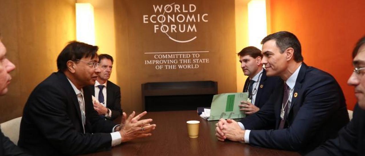 Lakshmi Mittal, a la izquierda, conversa con Pedro Sánchez en el Foro de Davos de 2020.