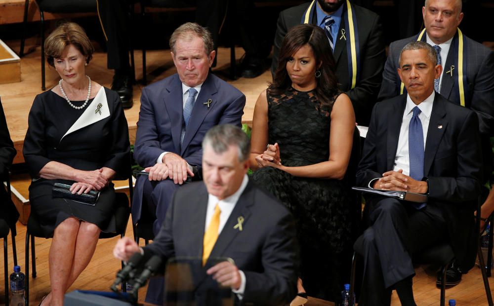 Obama ha participado, junto a su esposa y el expresidente George W. Bush, en el homenaje a los cinco policías asesinados.