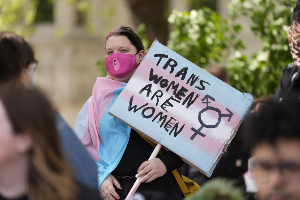 19 April 2025, United Kingdom, London: Campaigners take part in a rally organised by trans rights groups, trade unions, and community organisations at Parliament Square, central London, following the Supreme Court ruling on the definition of a woman in equalities law. Photo: Andrew Matthews/PA Wire/dpa 19/04/2025 ONLY FOR USE IN SPAIN. Andrew Matthews/PA Wire/dpa;General News;Geschlecht;Rallye;Motorrallye;demonstration;2010 Equality Act legal ruling rally;