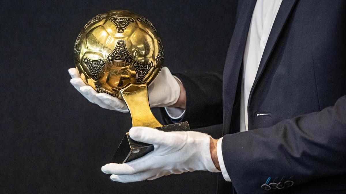 BALÓN DE ORO MARADONA | El Balón de Oro de Maradona se subastará en París “por varios millones de euros” | VÍDEO