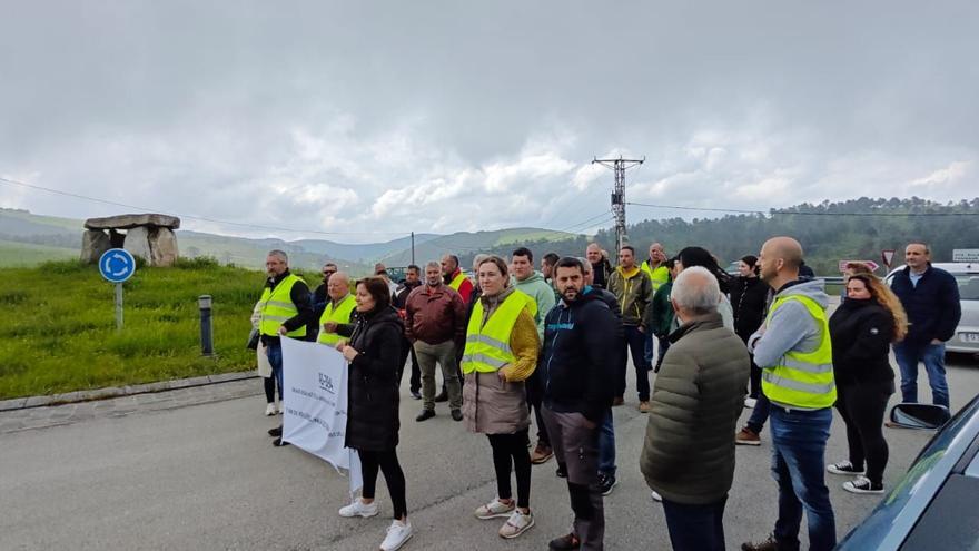 Segunda concentración este año para reivindicar la mejora de la carretera del Couso, en los Oscos