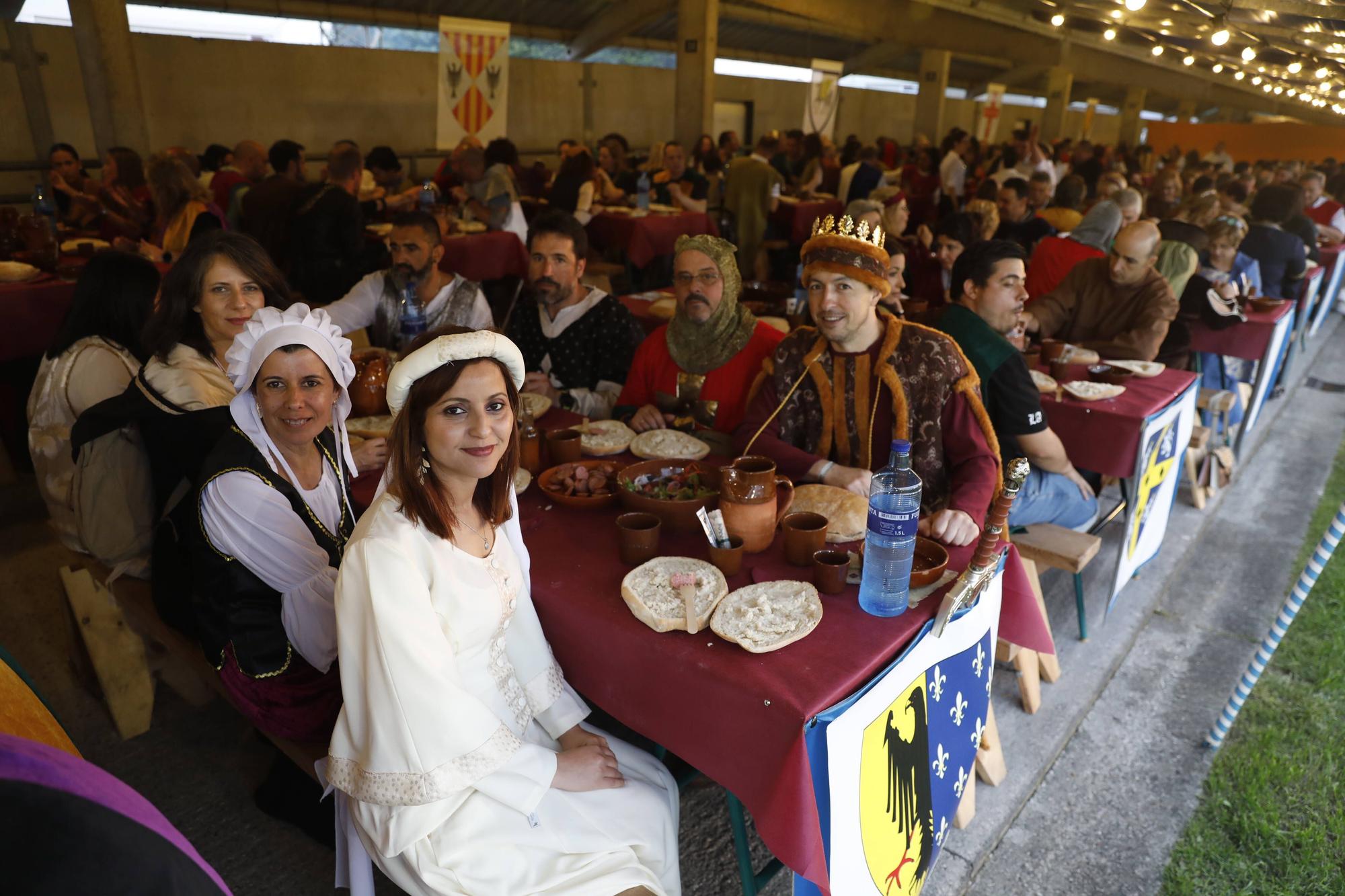 Exconxuraos hasta la bandera: espectacular noche en Llanera, con la gran cena medieval y la fiesta del fuego